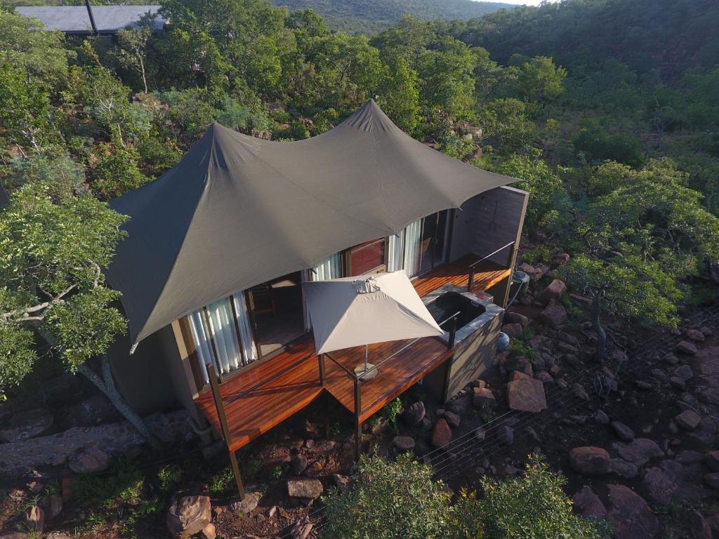 eine Luftansicht eines Hauses mit einem großen Zelt in der Unterkunft Inzalo Safari Lodge in Welgevonden Game Reserve