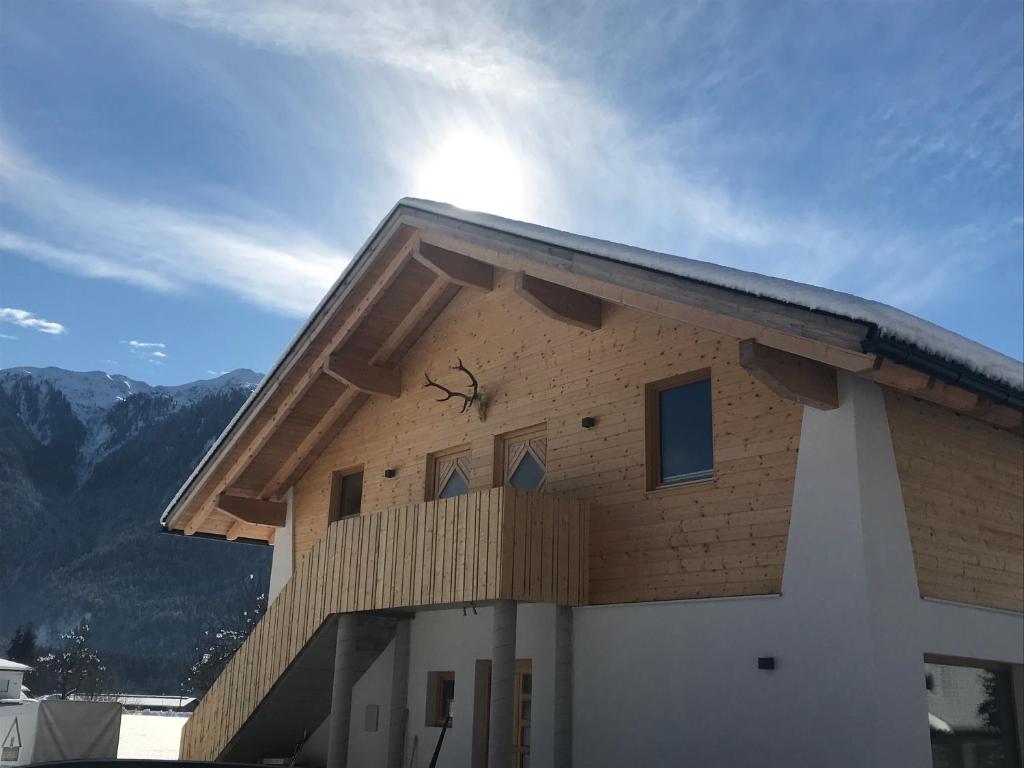 ein Haus mit einem Dach darüber in der Unterkunft Alpenlodge Kirchbach in Kirchbach