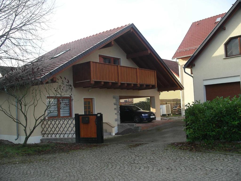 uma casa com uma varanda em cima em Ferienhaeuschen em Thangelstedt