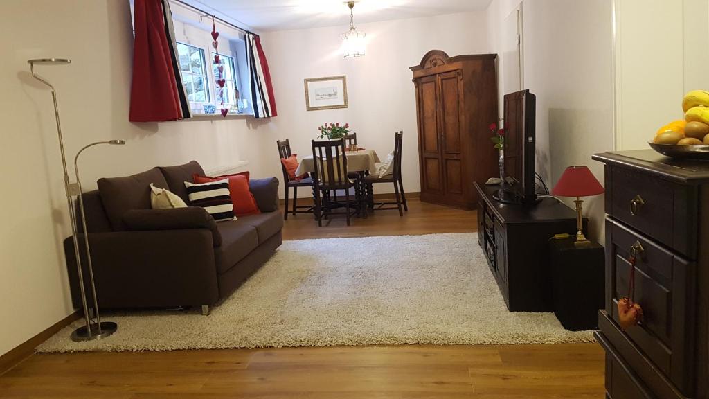 a living room with a couch and a table at Ferienwohnung "Waldeck" Nahe Messe und Bodensee in Friedrichshafen