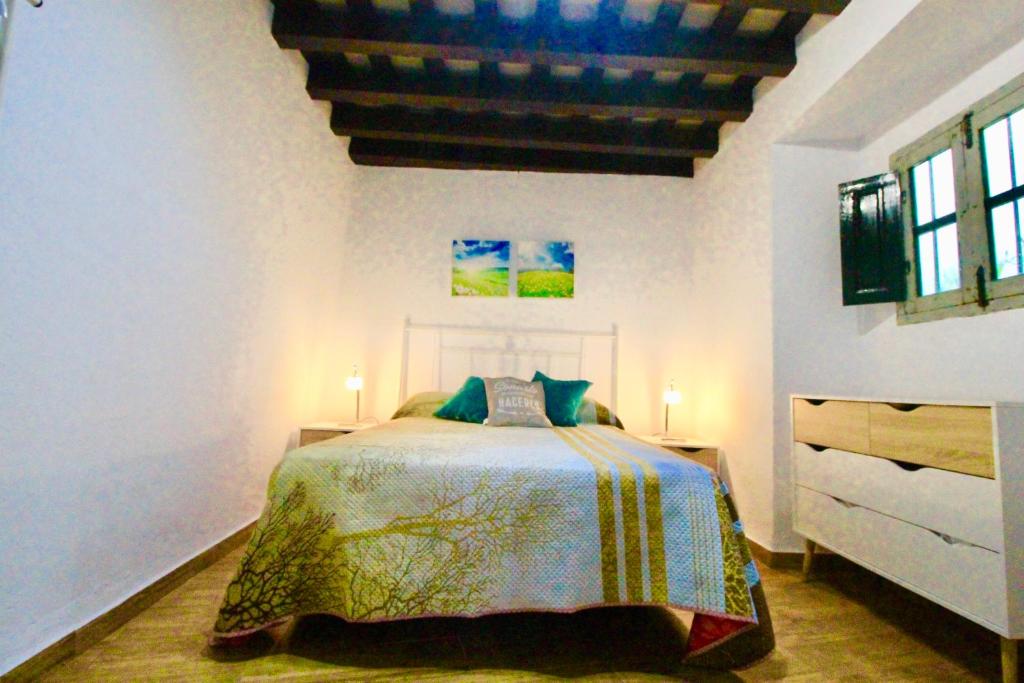 Apartamento Alegria في فيجير دي لا فرونتيرا: غرفة نوم مع سرير وخزانة