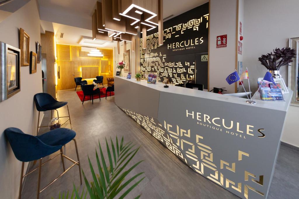 Hercules Boutique Hotel في سبتة: منطقة استقبال مستشفى فيها كراسي وطاولات