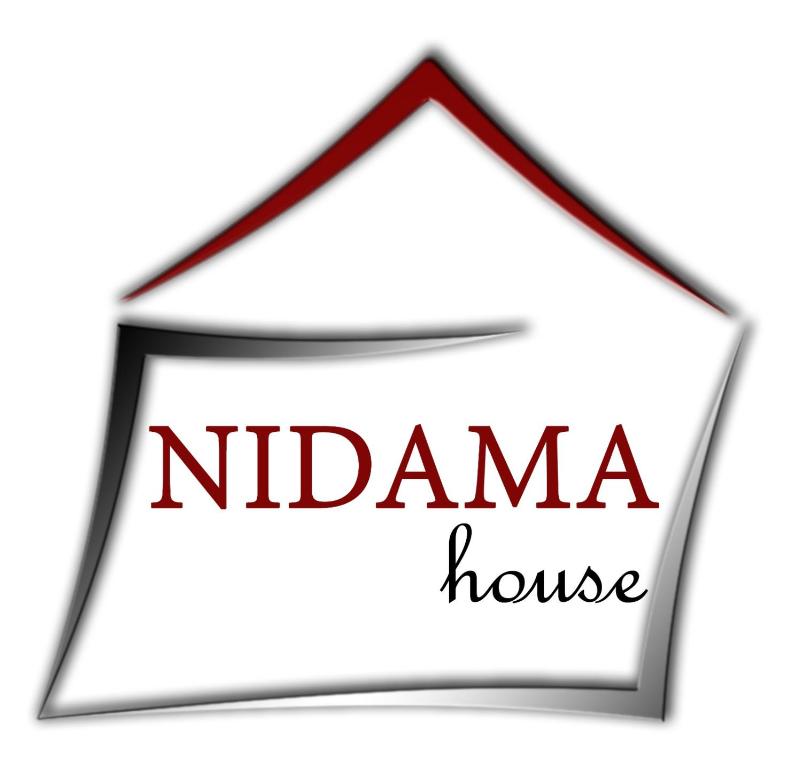 une pancarte avec les mots «maison nidaamma» dans l'établissement Nidama house, à Naples