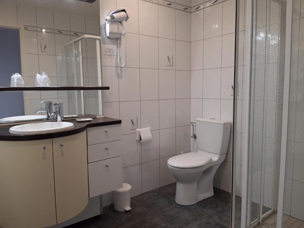 Koupelna v ubytování Hôtel la Guimbarde
