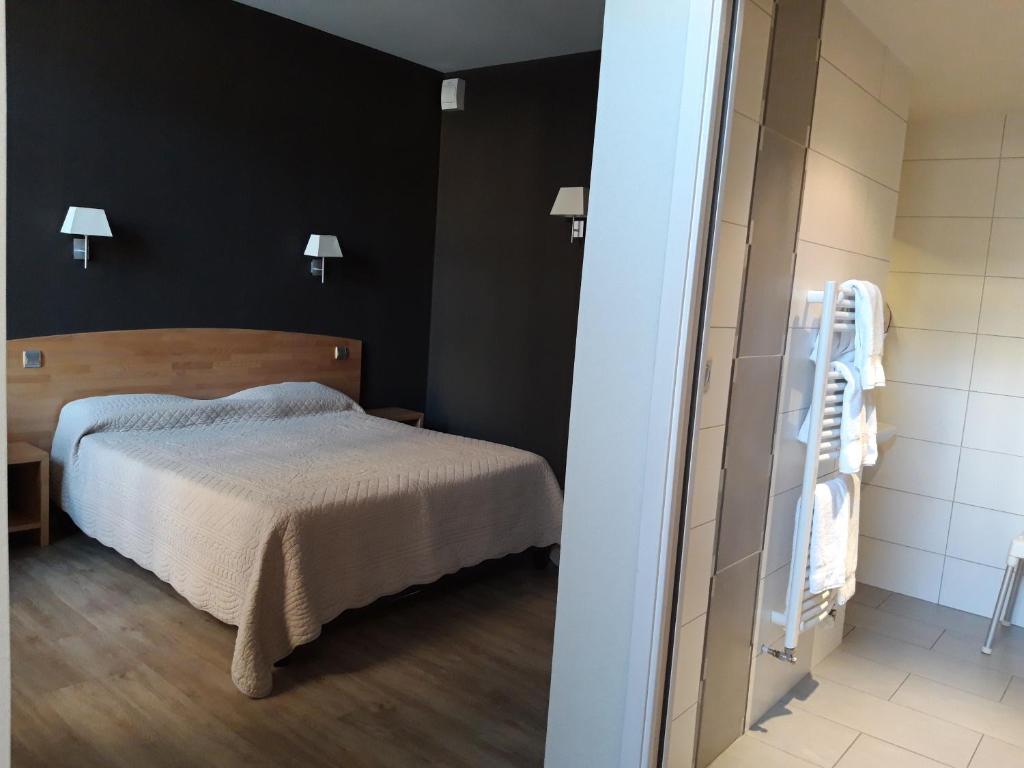 Postel nebo postele na pokoji v ubytování Hôtel la Guimbarde