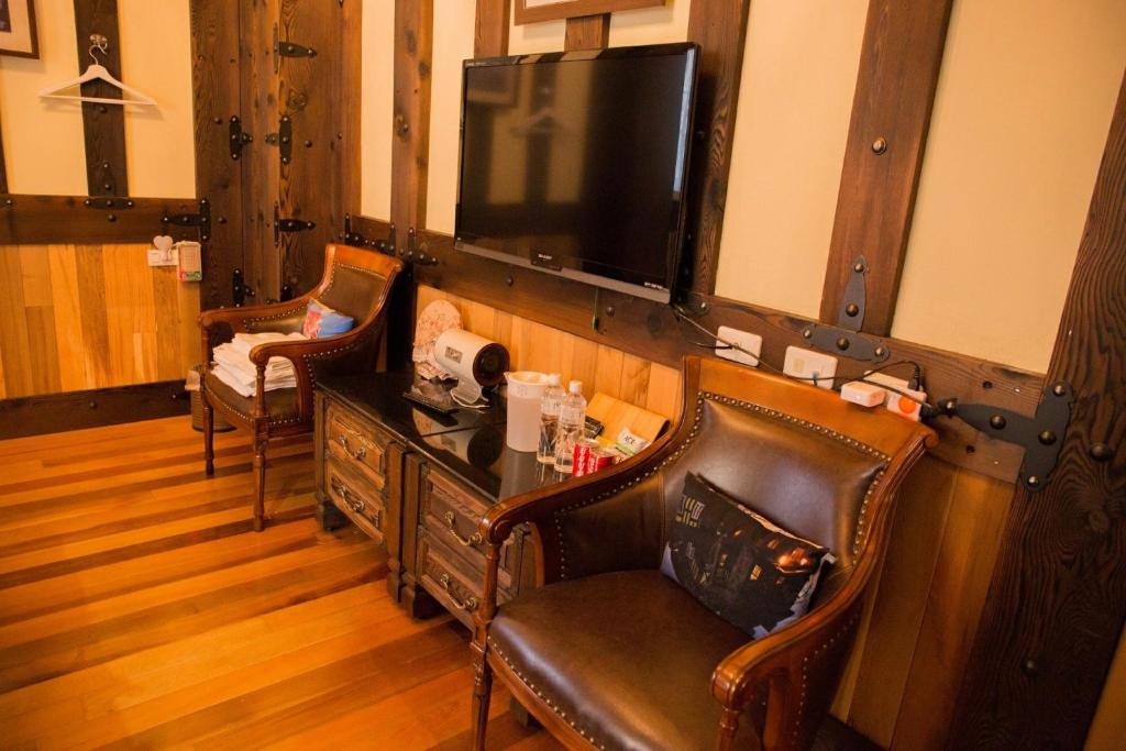 TV a/nebo společenská místnost v ubytování Black Forest Manor