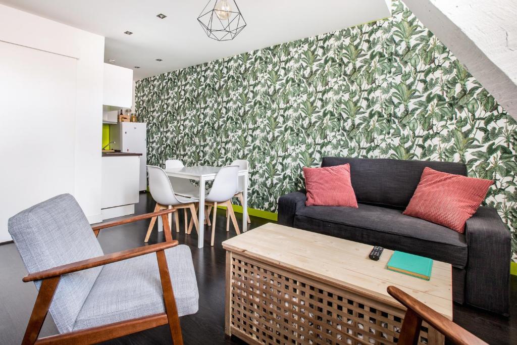 リールにあるCoeur de Lille - cosy appartement 4のソファとテーブルのあるリビングルーム