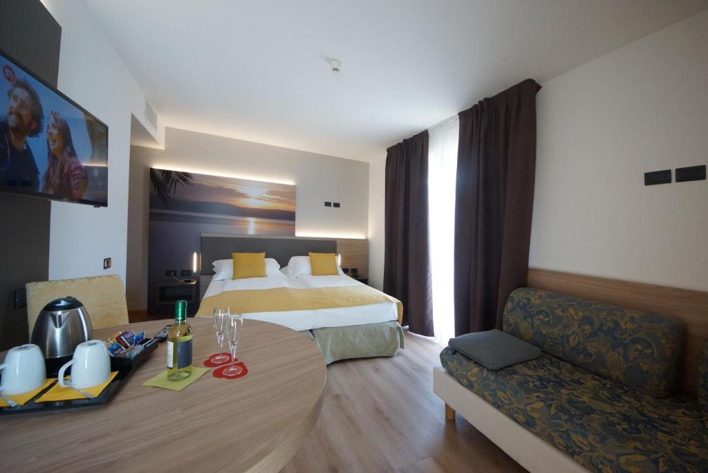 Postel nebo postele na pokoji v ubytování Ambassador Suite Hotel