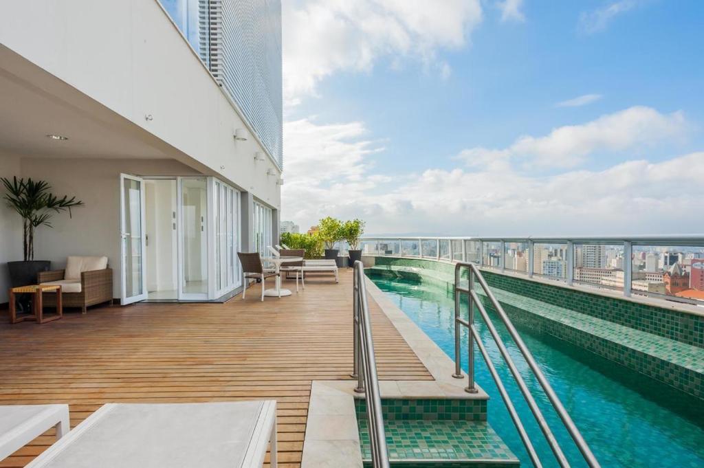 - un balcon avec une piscine dans un bâtiment dans l'établissement Be Paulista Apartamento 46, à São Paulo