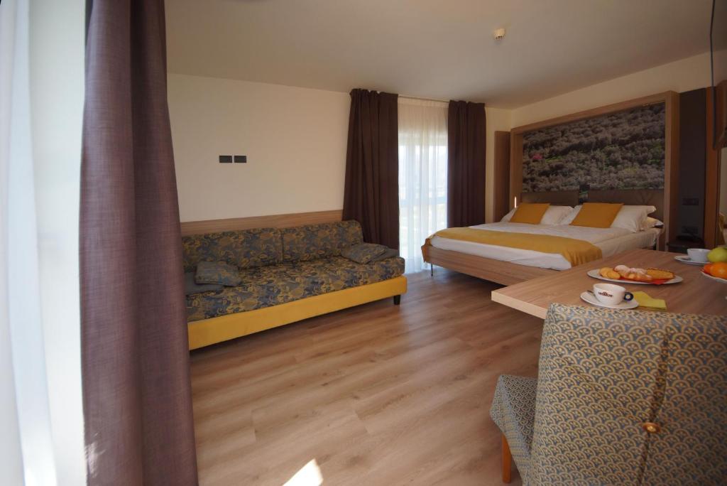 Postel nebo postele na pokoji v ubytování Ambassador Suite Hotel