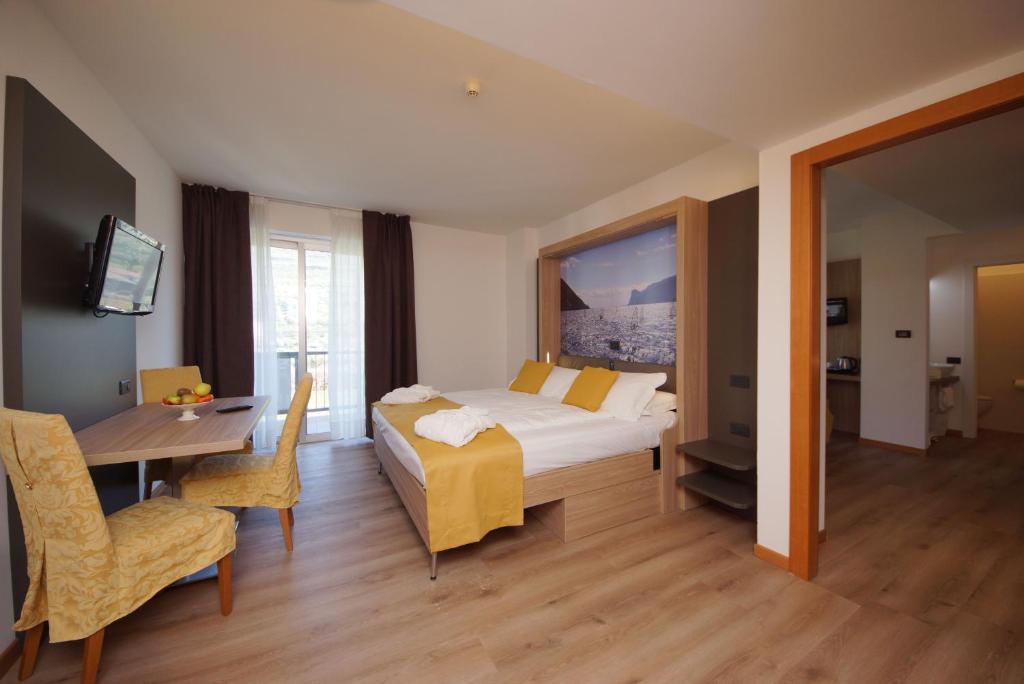Postel nebo postele na pokoji v ubytování Ambassador Suite Hotel