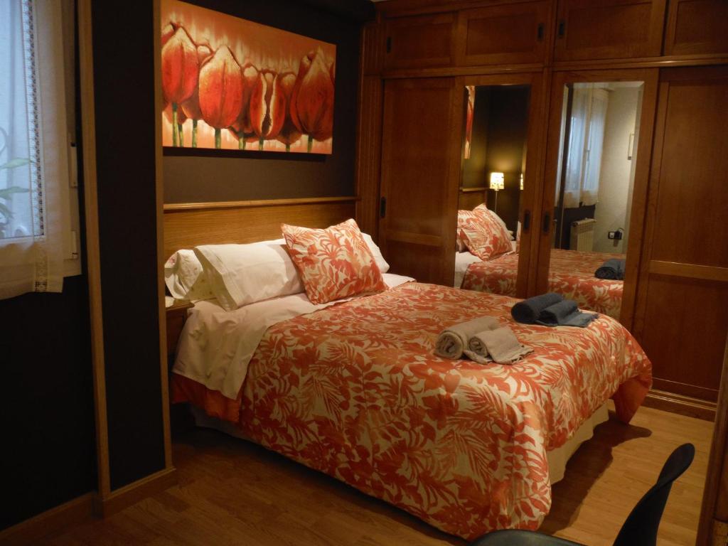 ヒホンにあるHestiaのベッドルーム1室(ベッド2台、鏡付)