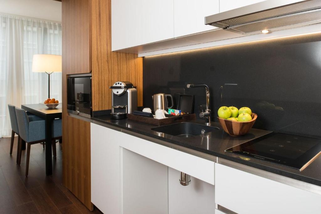 Kuchyň nebo kuchyňský kout v ubytování Fraser Suites Geneva - Serviced Apartments