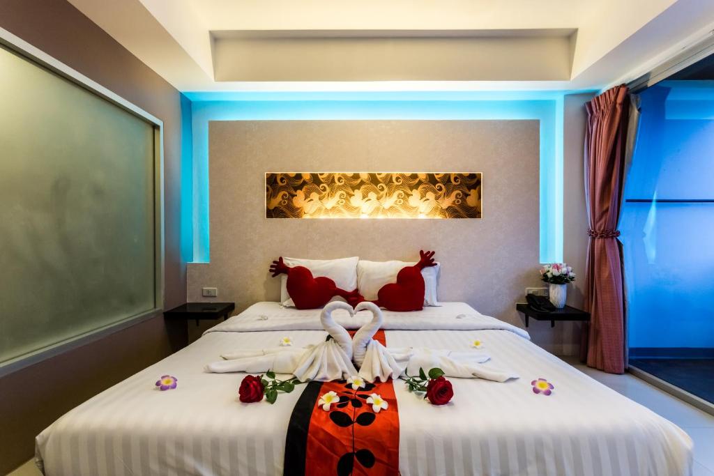 Postel nebo postele na pokoji v ubytování 7Q Patong Beach Hotel