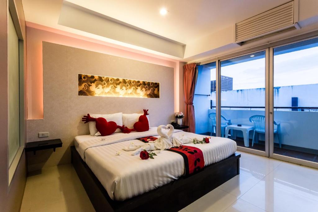 Postel nebo postele na pokoji v ubytování 7Q Patong Beach Hotel