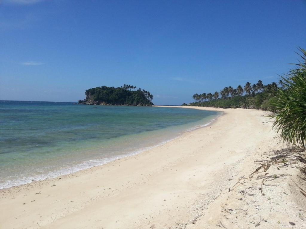 Pantai di atau di dekat resor