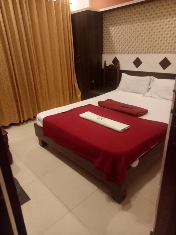 Postel nebo postele na pokoji v ubytování hotel sangeeth lodging
