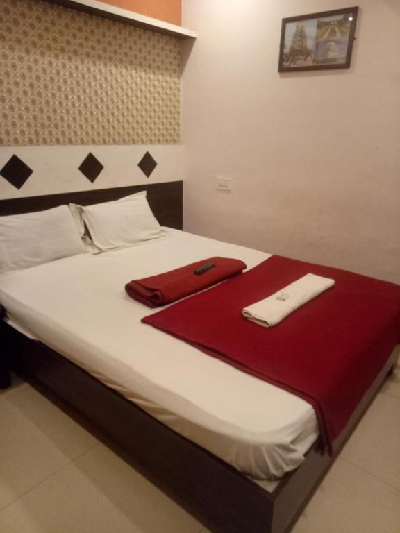 Postel nebo postele na pokoji v ubytování hotel sangeeth lodging