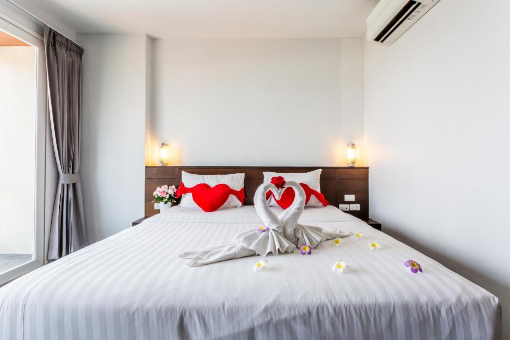 Postel nebo postele na pokoji v ubytování 77 Bangla Hotel - SHA Certified