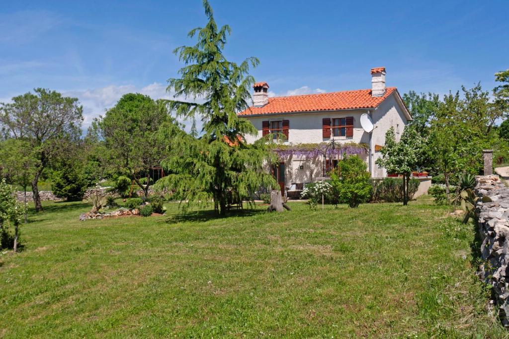 a house in a field with a yard at Marija-Lorena in Gora Glušići (Haus für 4-5 Personen) in Labin