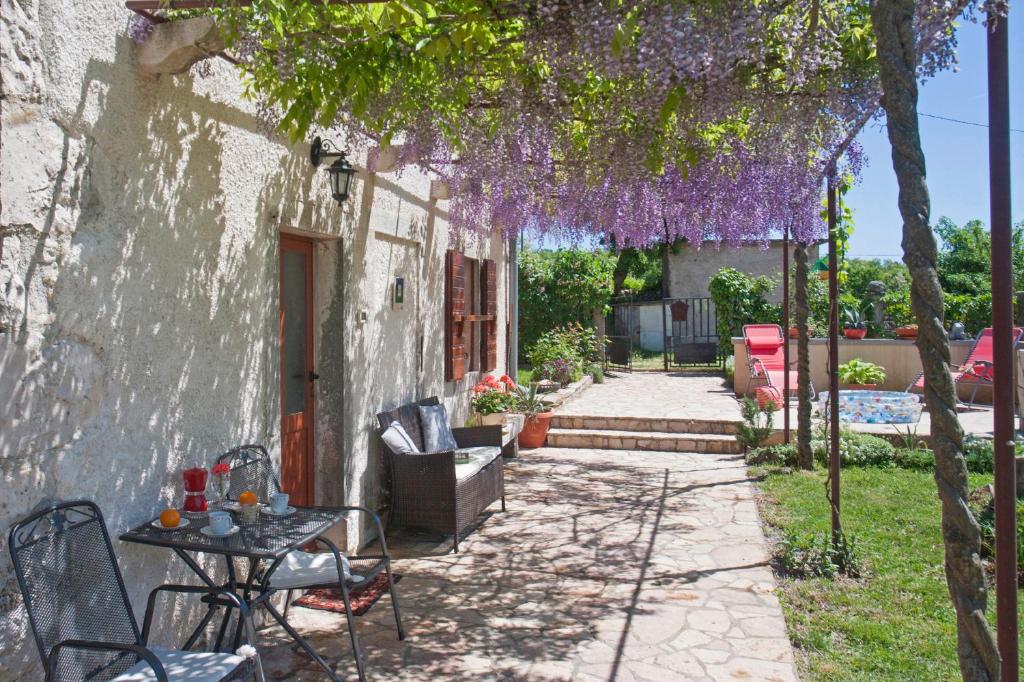 Ogród w obiekcie Marija-Lorena in Gora Glušići - Haus für 4 Personen