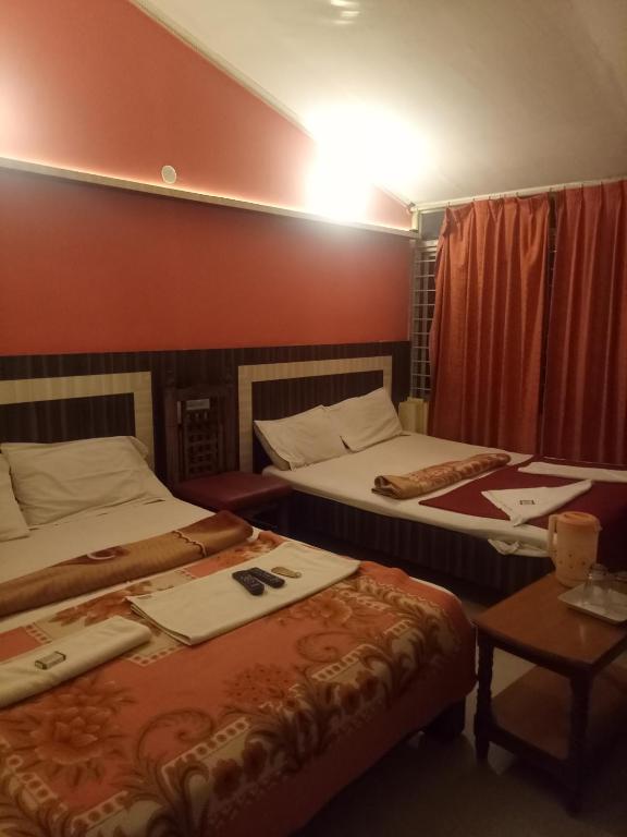 Postel nebo postele na pokoji v ubytování hotel sangeeth lodging