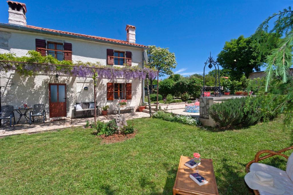 Ogród w obiekcie Marija-Lorena in Gora Glušići - Haus für 4 Personen