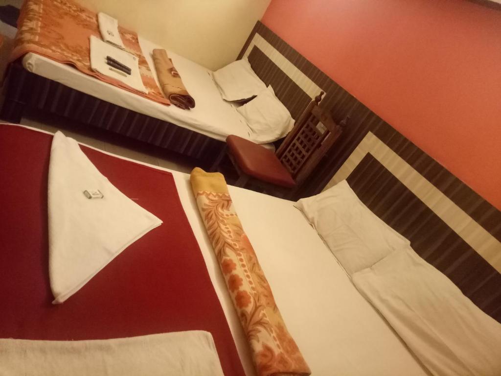 Postel nebo postele na pokoji v ubytování hotel sangeeth lodging