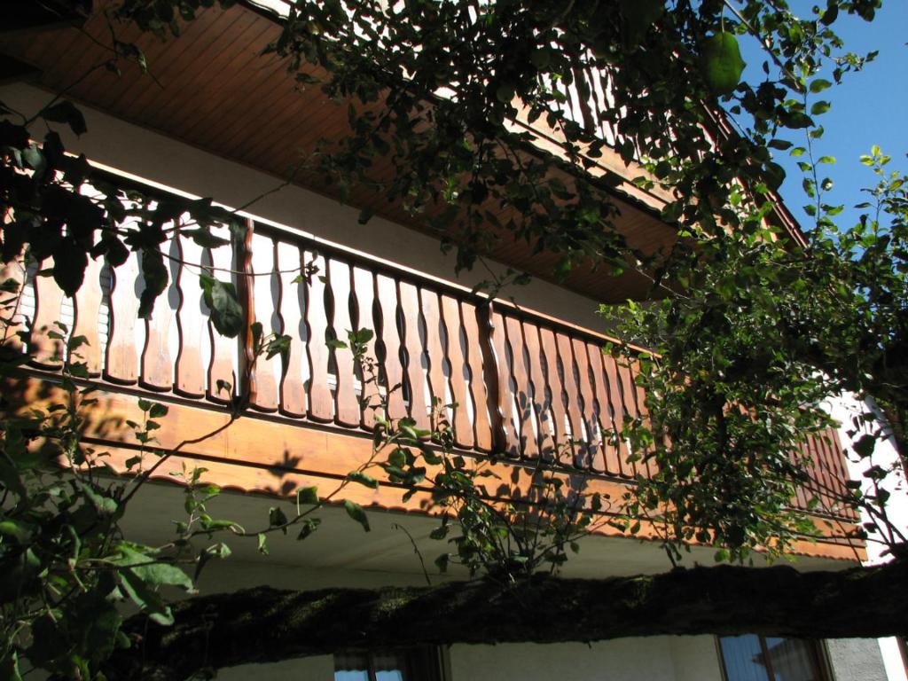 a balcony of a house with a bird sitting on it at Ferienwohnung Lautner in Zirndorf