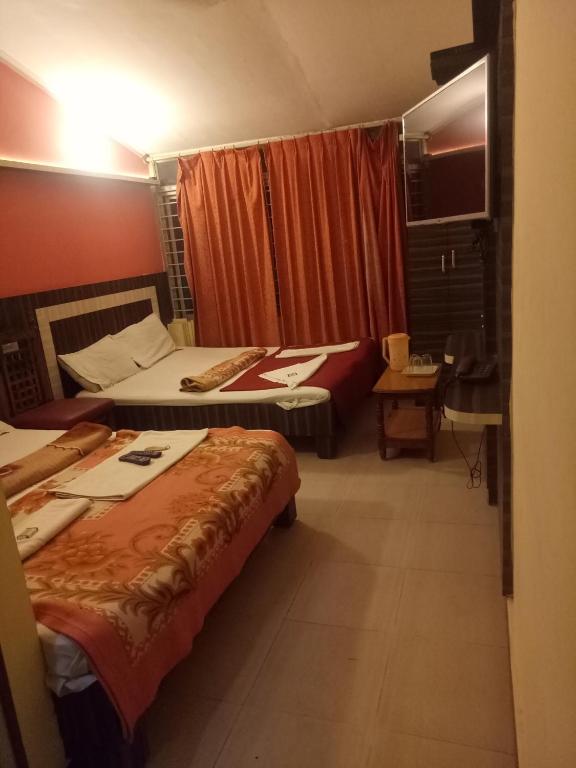 Postel nebo postele na pokoji v ubytování hotel sangeeth lodging