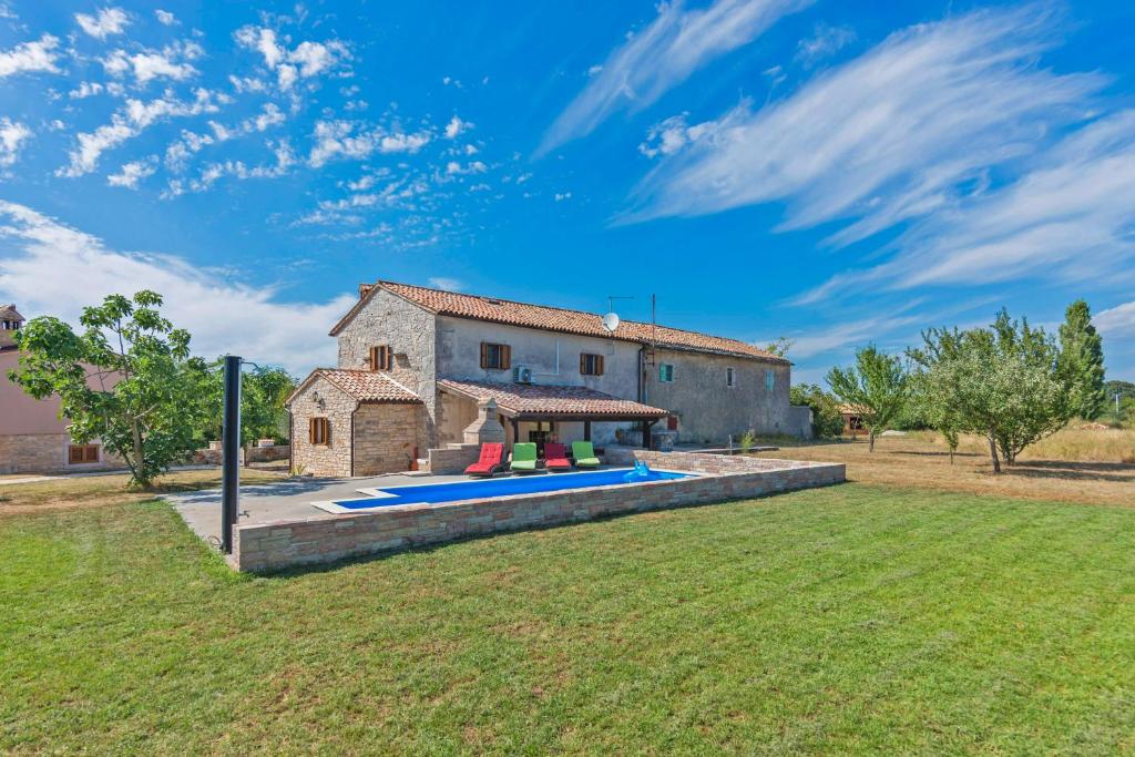 - une vue extérieure sur une maison avec une cour dans l'établissement Mariva in Modrušani (Haus für 5 Personen), à Žminj