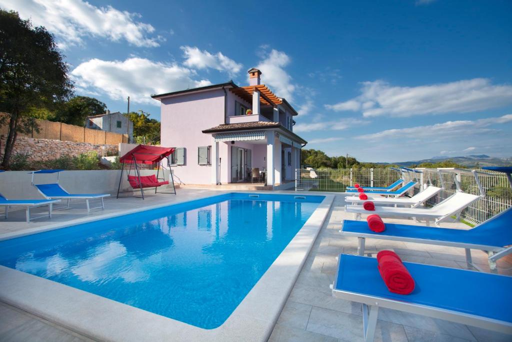 Bazén v ubytování Villa Mirta in Crni (Haus für 8 Personen) nebo v jeho okolí