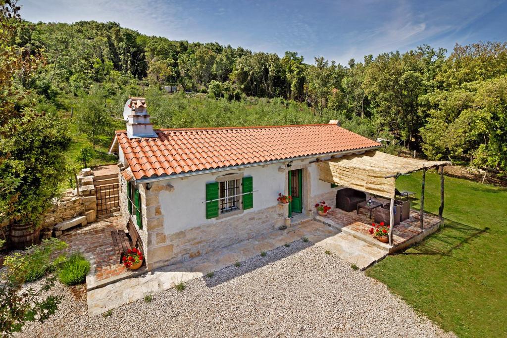 a small white house with a red roof at Roinizza in Prtlog (Haus für 4-5 Personen) in Labin