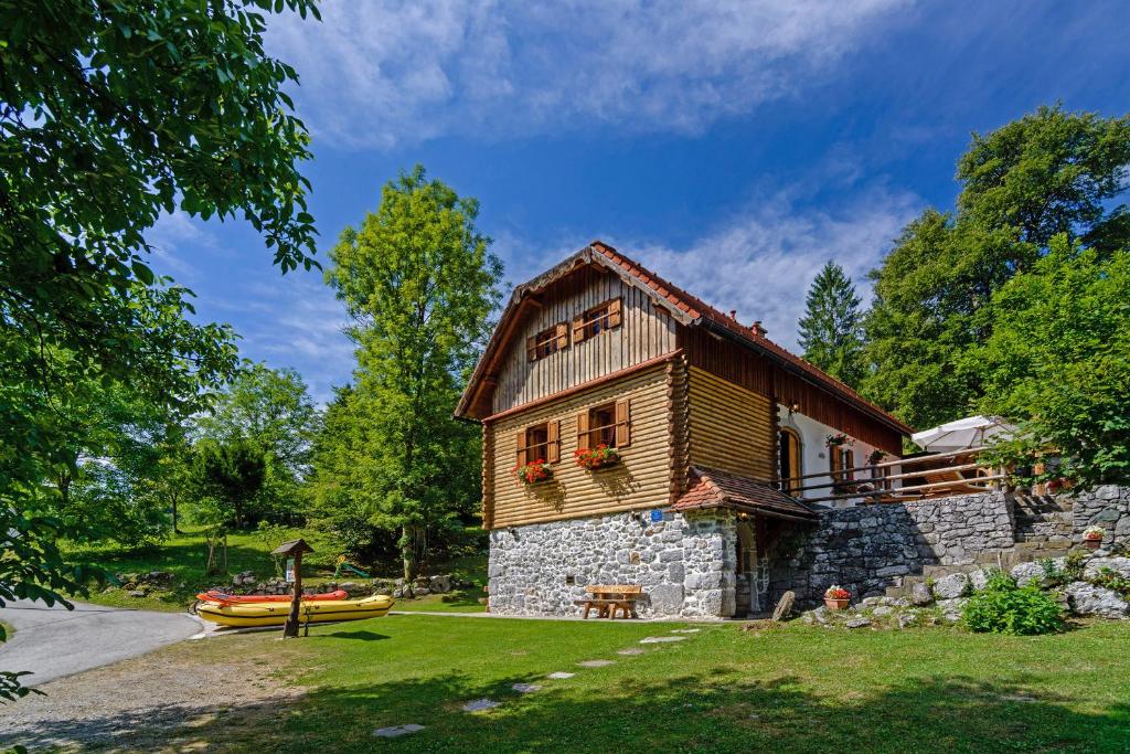 Budova, v ktorej sa dovolenkový dom nachádza