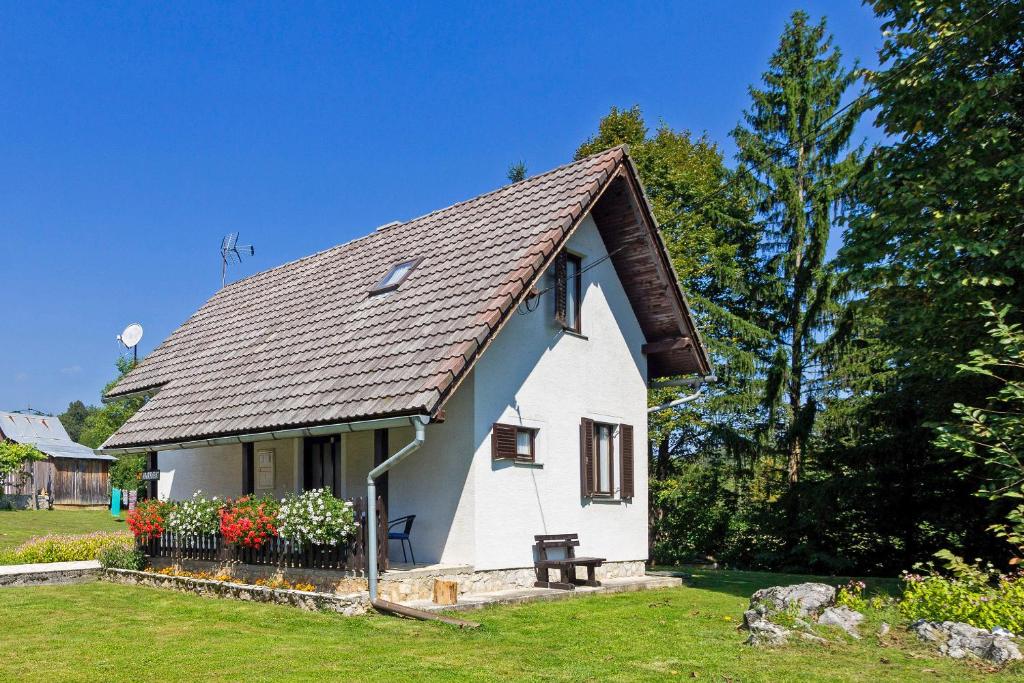 a small white house with a brown roof at Milan in Rastovača (Haus für 5 Personen) in Rastovača