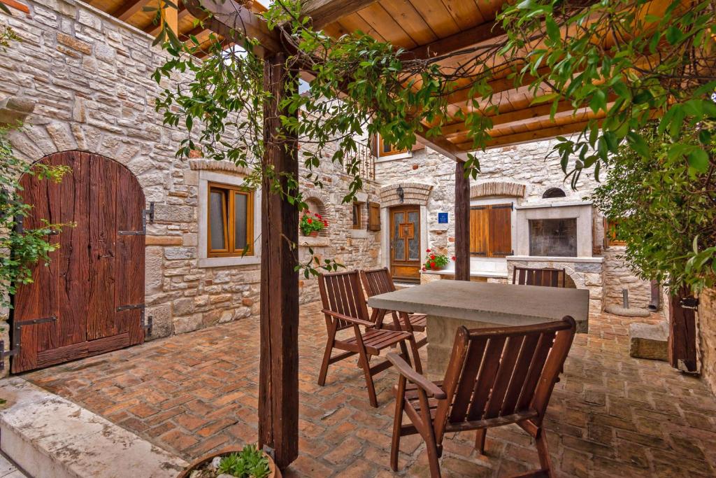 Patio alebo iná vonkajšia časť ubytovania Marina in Ližnjan (Haus für 4-6 Personen)
