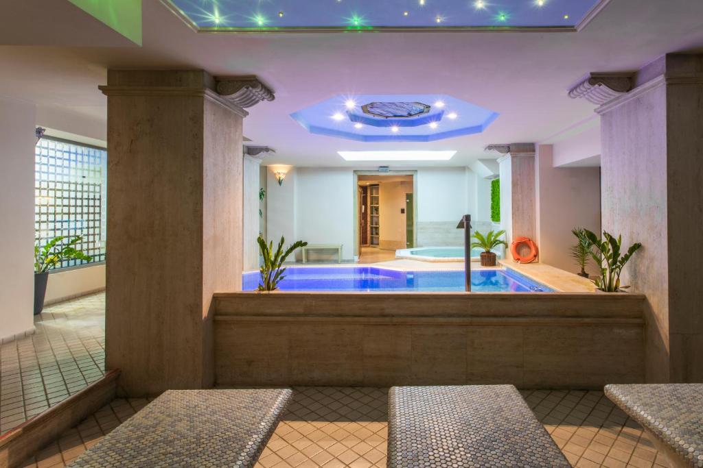Basen w obiekcie Egnatia Palace Hotel & Spa lub w pobliżu
