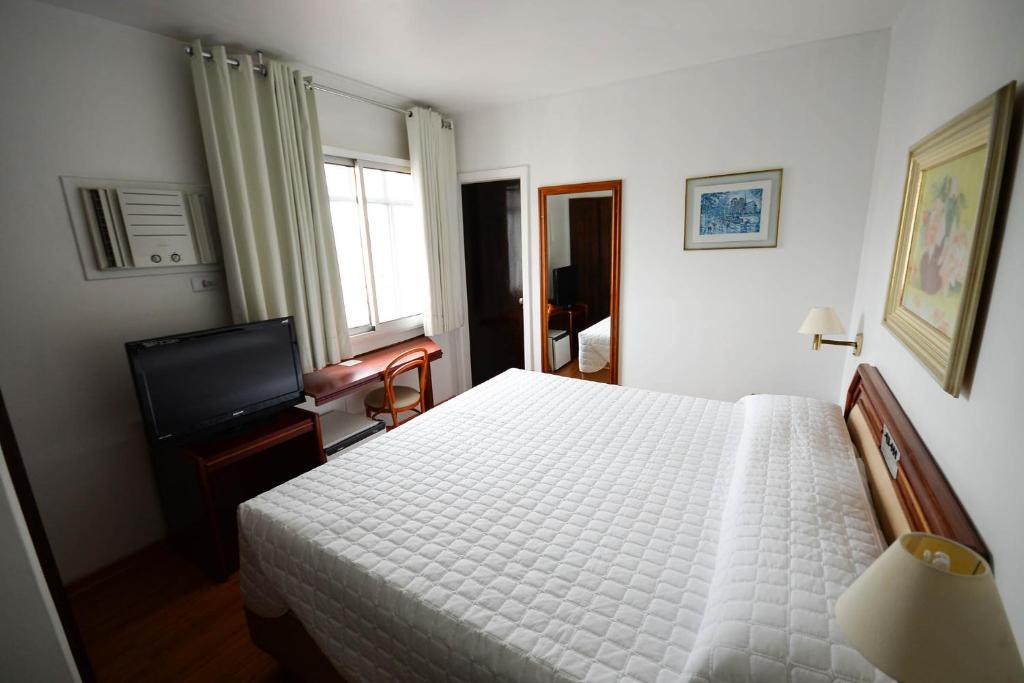 Postel nebo postele na pokoji v ubytování Caravelle Palace Hotel