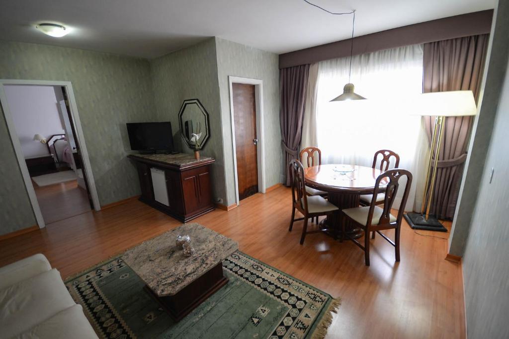 TV a/nebo společenská místnost v ubytování Caravelle Palace Hotel