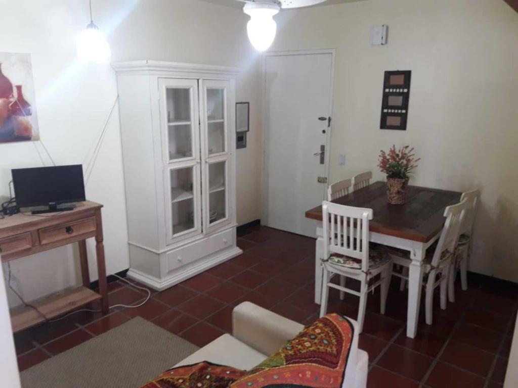 a living room with a table and a desk at Capão 2 Dormitorios in Capão da Canoa