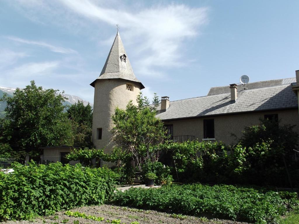 un edificio con una torre a un lado. en Appartement La Tour, en Embrun