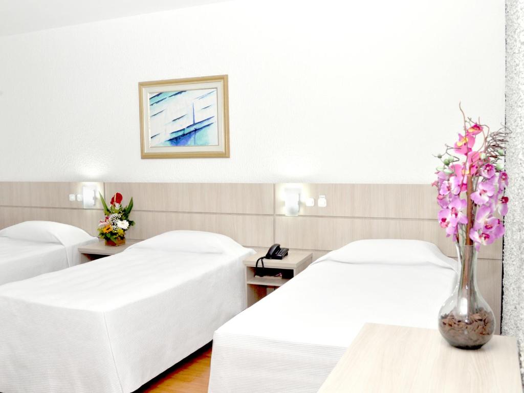 Postel nebo postele na pokoji v ubytování Caravelle Palace Hotel