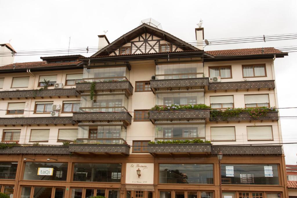 apartamentowiec z roślinami na balkonach w obiekcie Av das hortênsias 3 quartos 3 banheiros w mieście Gramado