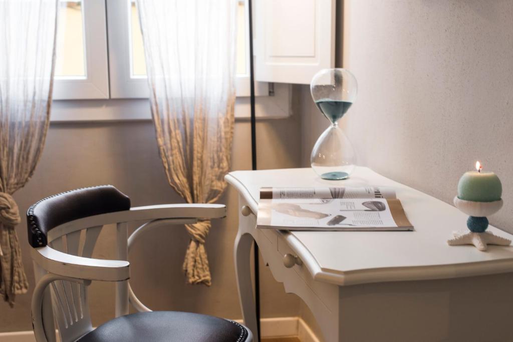 een bureau met een stoel, een klok en een kaars bij Dreamy Brunelleschi in Florence
