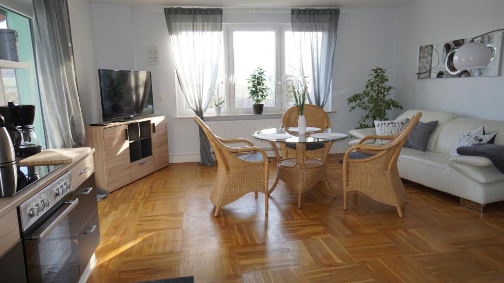 TV a/nebo společenská místnost v ubytování Ferienhaus am Rehberg