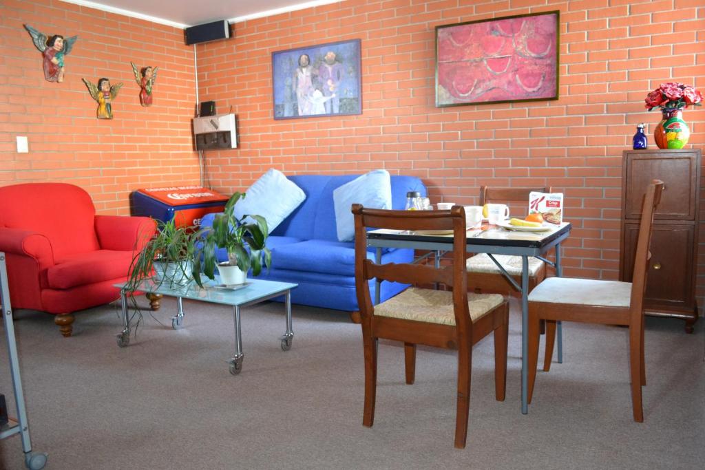 sala de estar con sofá azul y mesa en depto boutique de precio bajo a 9 min de Polanco, en Ciudad de México