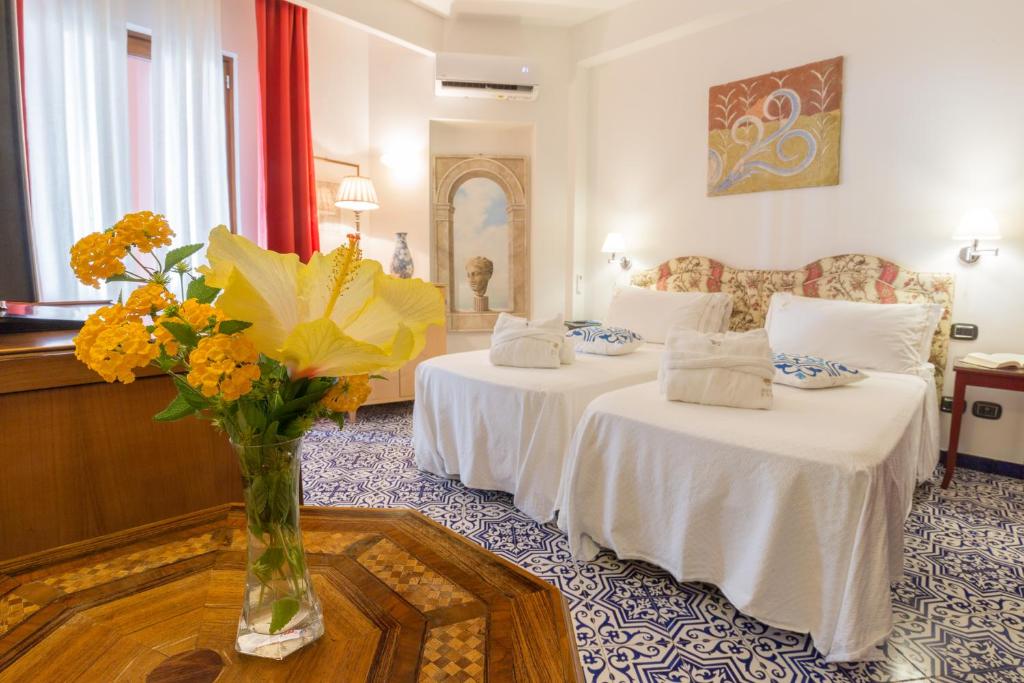 Postel nebo postele na pokoji v ubytování Hotel Eros
