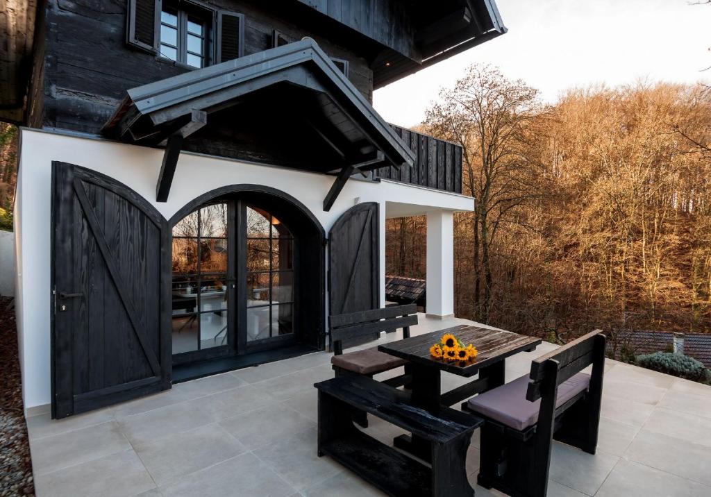 eine Terrasse im Hinterhof mit einem Pavillon und einem Tisch in der Unterkunft Holiday Home Emotion - Tuhelj in Veliko Trgovišće