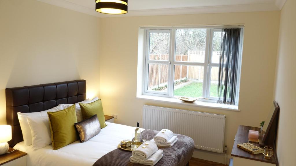 Postel nebo postele na pokoji v ubytování Lux 2 Bedroom 2 Bathroom APT at HEATHROW AIRPORT- free parking- Near The terminals-Easy access to Central London- Family Friendly