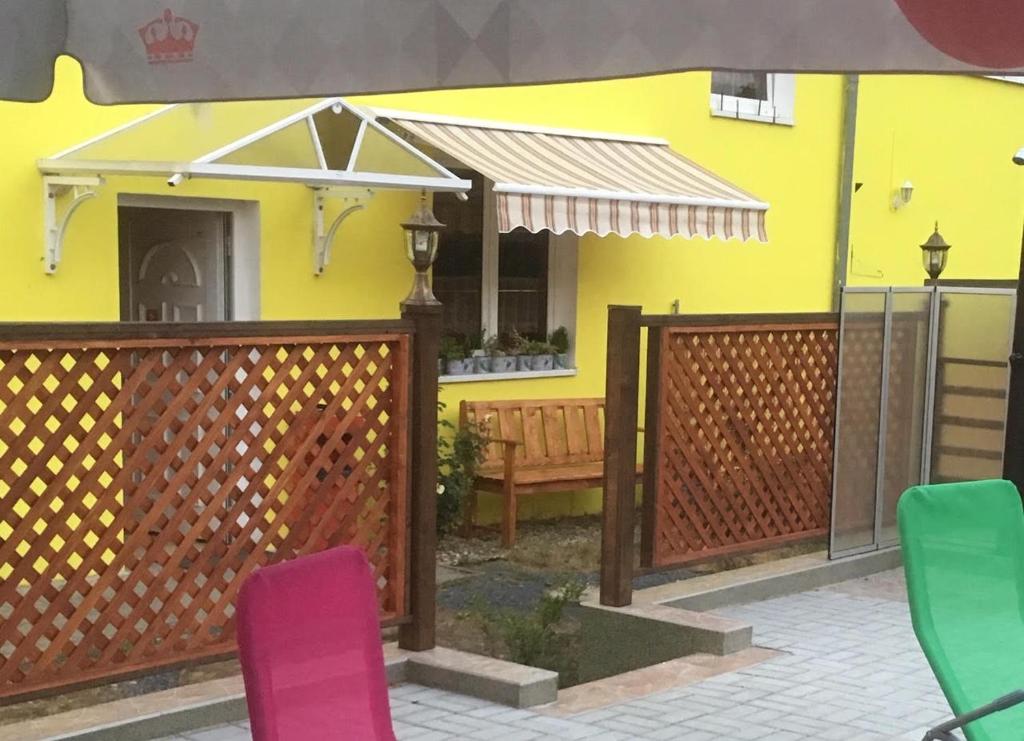 Patio lub wspólna przestrzeń na świeżym powietrzu w obiekcie Penzion Krásný Dvůr